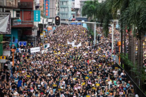Protestujący podczas marszu przeciw kontrowersyjnej ustawie ekstradycyjnej, Hongkong, 21.07.2019 r. (ANTHONY WALLACE/AFP/Getty Images)