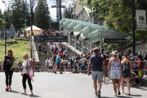 W Tatrach tłumy na szlakach. Nawet 6 godzin turyści stali w kolejce do kolejki na Kasprowy Wierch