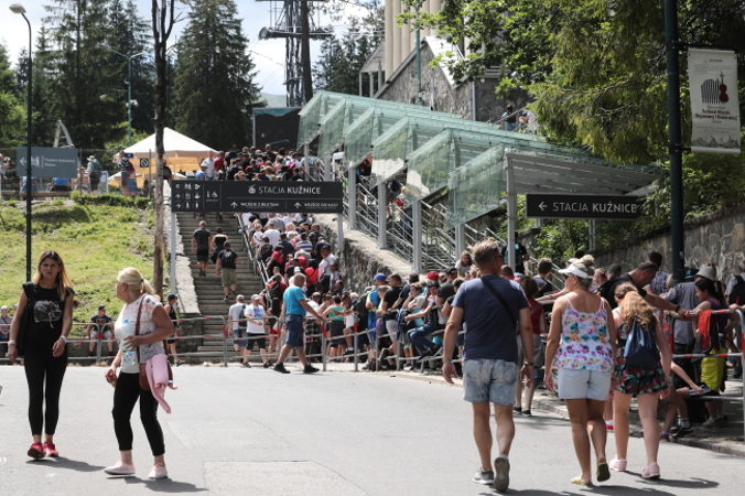 Tłumy turystów przy dolnej stacji kolei linowej na Kasprowy Wierch w Kuźnicach, w Zakopanem, 25.07.2019 r. Czas oczekiwania w kolejce to 5-6 godz. (Grzegorz Momot / PAP)