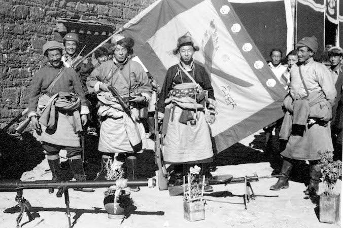 Tybetańscy bojownicy z flagą tybetańskiego ruchu oporu – Tybet (Michał Orzechowski – Archiwum)