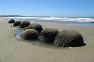 Na plaży Koekohe znajdziemy kilkadziesiąt głazów Moreaki, Nowa Zelandia (Pavel Špindler, CC BY 3.0 / <a href="https://commons.wikimedia.org/w/index.php?curid=38148207">Wikimedia</a>)