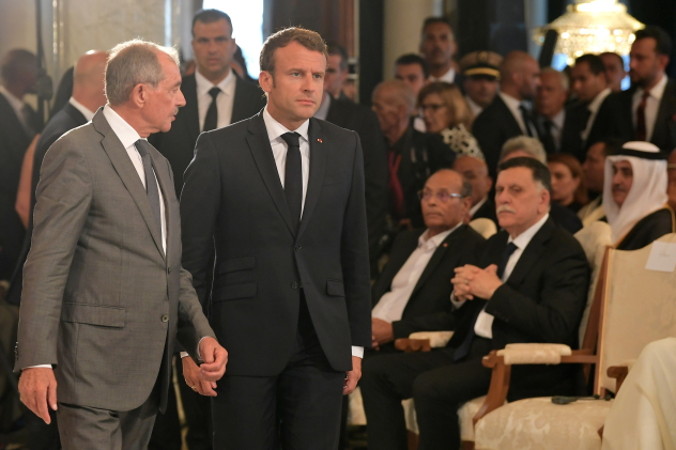 Prezydent Francji Emmanuel Macron (drugi po lewej) podczas uroczystości pogrzebowych prezydenta Tunezji, pałac prezydencki na wschodnich przedmieściach Kartaginy, Tunis, Tunezja, 27.07.2019 r. Al-Badżi Ka’id as-Sibsi zmarł 25.07.2019 r. (FETHI BELAID/POOL/PAP/EPA)