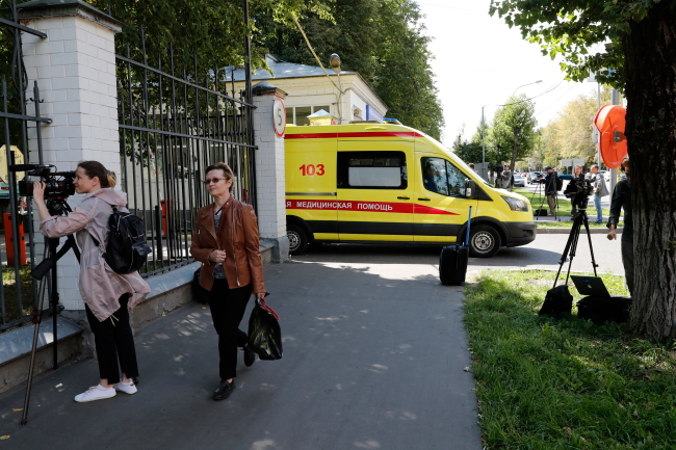 Dziennikarze przed szpitalem nr 64, w którym lider opozycji Aleksiej Nawalny został umieszczony po tym, gdy w areszcie wystąpiła u niego ostra reakcja alergiczna, Moskwa, 29.07.2019 r. Nawalny twierdzi, że nigdy wcześniej nie miał alergii (MAXIM SHIPENKOV/PAP/EPA)