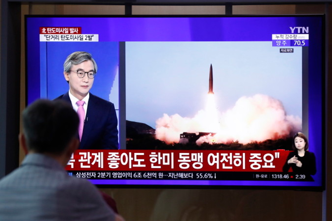 Mężczyzna na stacji w Seulu w Korei Płd. ogląda wiadomości mówiące o wystrzeleniu rakiety w Korei Płn., Seul, Korea Płd., 31.07.2019 r. (JEON HEON-KYUN/PAP/EPA)