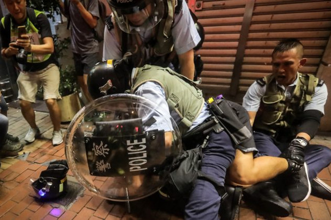 Protestujący zatrzymany podczas starć z policją w dystrykcie Mong Kok po demonstracji na stacji kolejowej West Kowloon, protesty przeciwko planowanej nowelizacji ustawy ekstradycyjnej, Hongkong, 7.07.2019 r. (VIVEK PRAKASH/AFP/Getty Images)