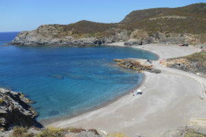 10 ton piasku zabranego przez turystów z plaż Sardynii oddano naturze
