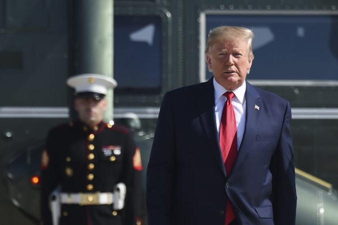 Prezydent Donald Trump w drodze do Air Force One, opuszcza bazę lotniczą Joint Base Andrews w stanie Maryland, 30.07.2019 r. (Andrew Caballero-Reynolds/AFP/Getty Images)