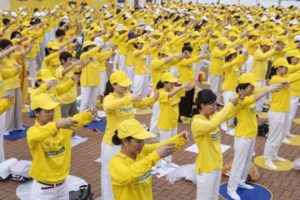 21 lipca br. przed wiecem w Hongkongu praktykujący Falun Gong zaprezentowali ćwiczenia będące elementem tej praktyki medytacyjnej, doskonalącej ciało i umysł (Yu Kong / The Epoch Times)