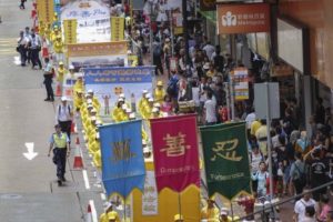 Praktykujący Falun Gong biorą udział w marszu, nawołując do sprzeciwu wobec prześladowania Falun Gong w Chinach, Hongkong, 21.07.21019 r. Chińskie znaki na pierwszych trzech transparentach oznaczają: „Prawda, Życzliwość, Cierpliwość” – trzy zasady tej duchowej praktyki (Yu Kong / The Epoch Times)