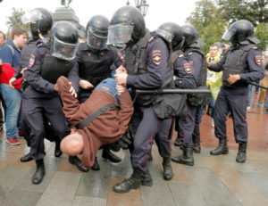 Rosyjska policja prewencyjna niesie zatrzymanego uczestnika protestu liberalnej opozycji w centrum Moskwy, Rosja, 3.08.2019 r. (MAXIM SHIPENKOV/PAP/EPA)