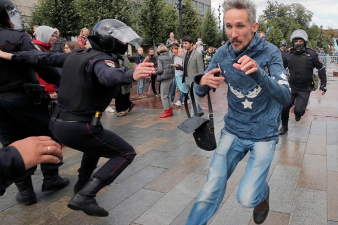 Rosyjska policja prewencyjna próbuje złapać uczestnika protestu liberalnej opozycji w centrum Moskwy, Rosja, 3.08.2019 r. (MAXIM SHIPENKOV/PAP/EPA)