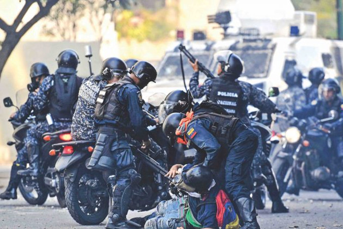 Protestujący przeciw Maduro zatrzymany przez siły bezpieczeństwa podczas starć w Caracas, 1.05.2019 r. (FEDERICO PARRA/AFP/Getty Images)