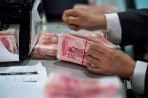 Chiny otwierają nowy front w wojnie handlowej, manipulując swoją walutą