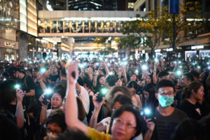Ludzie biorą udział w proteście zorganizowanym przez urzędników służby cywilnej w dzielnicy Central w Hongkongu, 2.08.2019 r. (Anthony Wallace/AFP/Getty Images)