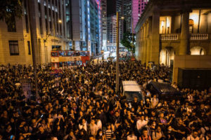 Demonstranci zebrani na wiecu zorganizowanym przez urzędników służby cywilnej w Chater Garden w dzielnicy Central w Hongkongu, 2.08.2019 r. (Billy H.C. Kwok / Getty Images)