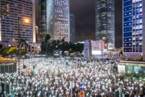 Zgromadzeni protestujący świecą latarkami w smartfonach podczas wiecu zorganizowanego przez urzędników służby cywilnej w Chater Garden w dzielnicy Central w Hongkongu, 2.08.2019 r. (Billy H.C. Kwok / Getty Images)