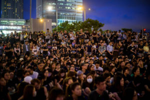 Członkowie miejscowego sektora medycznego biorą udział w proteście, w kolejnym akcie sprzeciwu wobec planowanej ustawy o ekstradycji, Edinburgh Place, Hongkong, 2.08.2019 r. (Anthony Wallace/AFP/Getty Images)