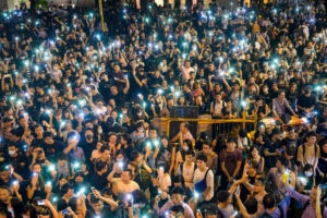 Ludzie biorą udział w proteście zorganizowanym przez urzędników służby cywilnej w dzielnicy Central w Hongkongu, w kolejnym akcie sprzeciwu wobec planowanej ustawy o ekstradycji, 2.08.2019 r. (Anthony Wallace/AFP/Getty Images)