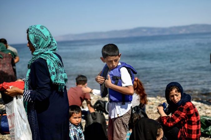 Migranci z Afganistanu po wypłynięciu z Turcji na pontonie i pokonaniu Morza Egejskiego dotarli na wyspę Lesbos, Grecja, 6.08.2018 r. (Aris Messinis/AFP/Getty Images)