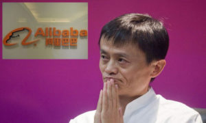 Jack Ma przed logo Alibaba.com w pobliżu swojego biura w Hongkongu, 22.02.2012 r. (Aaron Tam/AFP/Getty Images)