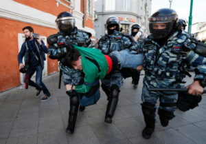 Rosyjska policja prewencyjna niesie zatrzymanego uczestnika wiecu opozycji, który postanowił kontynuować protest przed budynkiem administracji prezydenckiej w centrum Moskwy, Rosja, 10.08.2019 r. (YURI KOCHETKOV/PAP/EPA)