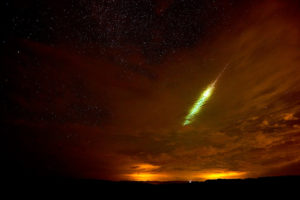 Meteor z roju Perseidów zaobserwowany na terenie Ojito Wilderness w stanie Nowy Meksyk, Stany Zjednoczone. Chmury oświetlone przez światła miast Los Alamos, Santa Fe i Albuquerque, 12.08.2013 r. (John Fowler z Placitas, Nowy Meksyk, USA – Perseidy, ponownie, <a href="https://creativecommons.org/licenses/by/2.0/">CC BY 2.0</a> / <a href="https://commons.wikimedia.org/w/index.php?curid=49048398 ">Wikimedia</a>)