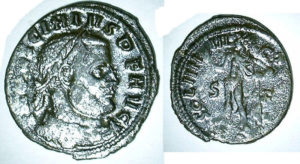 Moneta z czasów Licyniusza I, follis, nazwa monet z brązu, awers po lewej i po prawej rewers. Na awersie: IMP LICINIVS PF AVG, na rewersie SOLI INVICTO COMITI (Me – Camera / <a href="https://commons.wikimedia.org/w/index.php?curid=4676589">domena publiczna</a>)