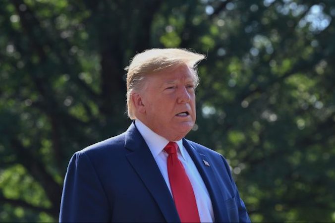 Prezydent Donald Trump przemawia do prasy na Południowym Trawniku przed wyjazdem z Białego Domu, Waszyngton 9.08.2019 r. (Nicholas Kamm/AFP/Getty Images)
