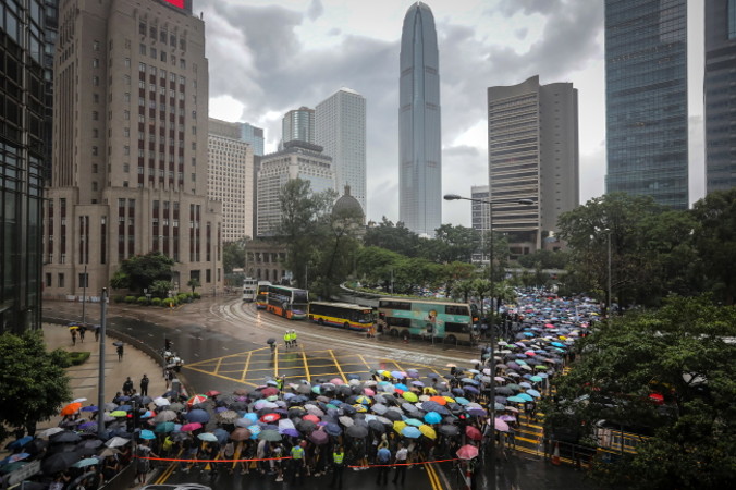 Nauczyciele z Hongkongu biorą udział w marszu z Chater Garden do Government House, Hongkong, 17.08.2019 r. Miasto przygotowało się na kolejny weekend protestów, domagając się całkowitego wycofania zawieszonego obecnie projektu nowelizacji ustawy o ekstradycji, a także niezależnego dochodzenia prowadzonego przez sędziego w sprawie użycia siły przez policję wobec protestujących od czerwca (VIVEK PRAKASH/PAP/EPA)