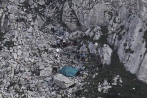 Namiot ratowników TOPR i wejście do jaskini Wielkiej Śnieżnej, gdzie 17 sierpnia utknęło dwóch grotołazów, 19.08.2019 r. (Grzegorz Momot / PAP)