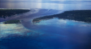 Wejście do laguny atolu Rangiroa w archipelagu Tuamotu, Polinezja Francuska (Derek Keats z Johannesburga, Republika Południowej Afryki – wejście do laguny atolu Rangiroa w archipelagu Tuamotu, Polinezja Francuska, <a href="https://creativecommons.org/licenses/by/2.0/">CC BY 2.0</a> / <a href="https://commons.wikimedia.org/w/index.php?curid=61113940">Wikimedia</a>)