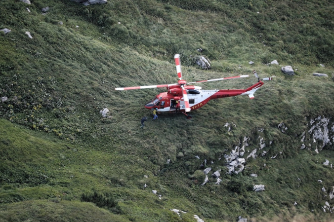 Lądowanie helikoptera TOPR w pobliżu jaskini Wielkiej Śnieżnej, gdzie utknęło dwóch grotołazów, 19.08.2019 r. (Grzegorz Momot / PAP)