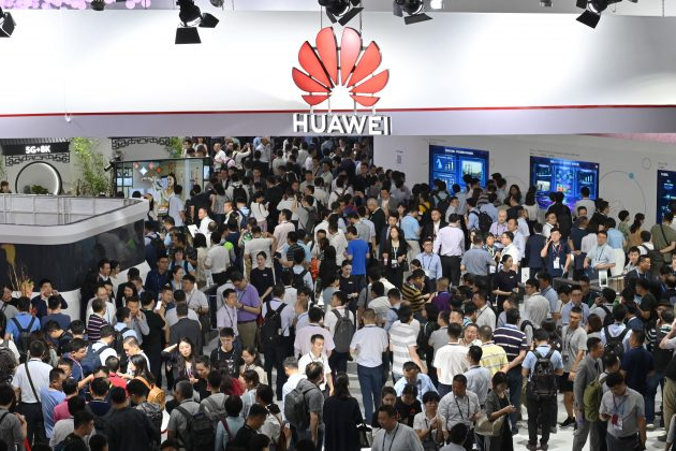 Goście odwiedzają stoisko Huawei podczas targów telekomunikacyjnych Mobile World Congress, Shanghai New International Expo Center w Szanghaju, 26.06.2019 r. (HECTOR RETAMAL/AFP/Getty Images)