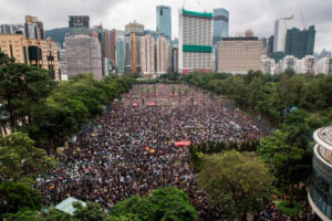 Facebook i Twitter ujawniają chińską kampanię wymierzoną w protestujących w Hongkongu