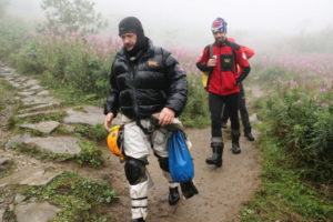 Tatry: Ratownicy dotarli na dno odkrytej studzienki, do akcji wraca śmigłowiec