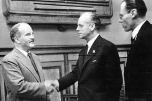 Wiaczesław Mołotow i Joachim von Ribbentrop po podpisaniu układu o przyjaźni i granicy pomiędzy ZSRS a III Rzeszą, Moskwa, 28.09.1939 r. Pakt Ribbentrop-Mołotow podpisano wcześniej, 23.08.1939 r. (autor nieznany – фонд ЦГАКФД / <a href="https://commons.wikimedia.org/w/index.php?curid=7103612">domena publiczna</a>)