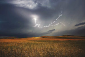 Synoptyk IMGW: W nocy burze z silnym wiatrem – do 110 km/h – i nawalnym deszczem