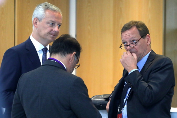 Minister gospodarki i finansów Francji Bruno Le Maire (po lewej) rozmawia z francuskim doradcą prezydenckim ds. dyplomacji Emmanuelem Bonne podczas szczytu G7 w Biarritz we Francji, 25.08.2019 r. (LUDOVIC MARIN/POOL/PAP/EPA)