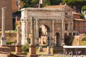 Około 2 tys. lat temu Forum Romanum było otoczone przez liczne, monumentalne świątynie i łuk triumfalny. Na zdjęciu łuk triumfalny Septymiusza Sewera na Forum Romanum, Rzym (<a href="https://pixabay.com/pl/users/WikimediaImages-1185597/?utm_source=link-attribution&amp;utm_medium=referral&amp;utm_campaign=image&amp;utm_content=883845">WikimediaImages</a> / <a href="https://pixabay.com/pl/?utm_source=link-attribution&amp;utm_medium=referral&amp;utm_campaign=image&amp;utm_content=883845">Pixabay</a>)