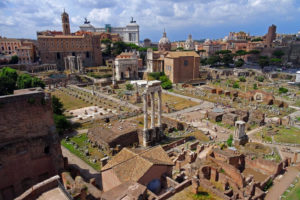 Dzięki zastosowaniu przez krakowskich naukowców analizy archeoakustycznej, która umożliwia poznanie właściwości rozchodzenia się dźwięku, wiemy, ile osób mogło przysłuchiwać się przemowom na Forum Romanum. Na zdjęciu Forum Romanum, Rzym (<a href="https://pixabay.com/pl/users/SCAPIN-1394388/?utm_source=link-attribution&amp;utm_medium=referral&amp;utm_campaign=image&amp;utm_content=944852">pascal OHLMANN</a> / <a href="https://pixabay.com/pl/?utm_source=link-attribution&amp;utm_medium=referral&amp;utm_campaign=image&amp;utm_content=944852">Pixabay</a>)