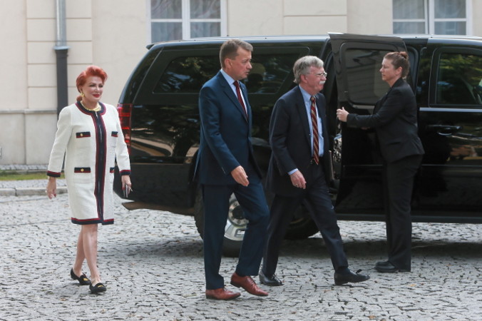 Minister Obrony Narodowej Mariusz Błaszczak (drugi po lewej), ambasador Stanów Zjednoczonych w Polsce Georgette Mosbacher (po lewej) oraz doradca ds. bezpieczeństwa narodowego USA John Bolton (drugi po prawej) podczas spotkania w siedzibie MON w Warszawie, 30.08.2019 r. (Andrzej Lange / PAP)