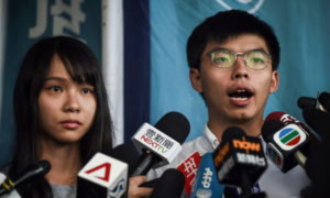 Działacze na rzecz demokracji Agnes Chow (po lewej) i Joshua Wong rozmawiają z prasą po zwolnieniu za kaucją, Eastern Magistrates Courts, Hongkong, 30.08.2019 r. (Lillian Suwanrumpha/AFP/Getty Images)