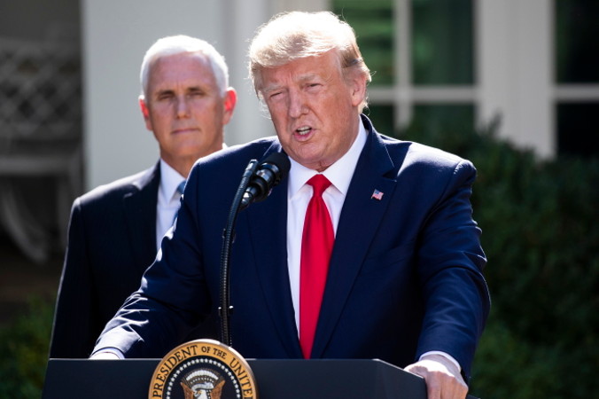 Prezydent USA Donald J. Trump podczas wystąpienia na ceremonii ustanowienia Dowództwa Sił Kosmicznych Stanów Zjednoczonych, po lewej wiceprezydent Mike Pence, Ogród Różany przed Białym Domem, Waszyngton, 29.08.2019 r. (MICHAEL REYNOLDS/PAP/EPA)