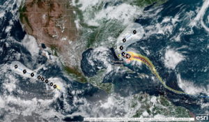 Zdjęcie udostępnione przez amerykańską Amerykańską Narodową Służbę Oceaniczną i Meteorologiczną, ang. National Oceanic and Atmospheric Administration, NOAA, przedstawiające trajektorię huraganu Dorian i burzy tropikalnej Juliette, 1.09.2019 r. (NOAA/HANDOUT/PAP/EPA)