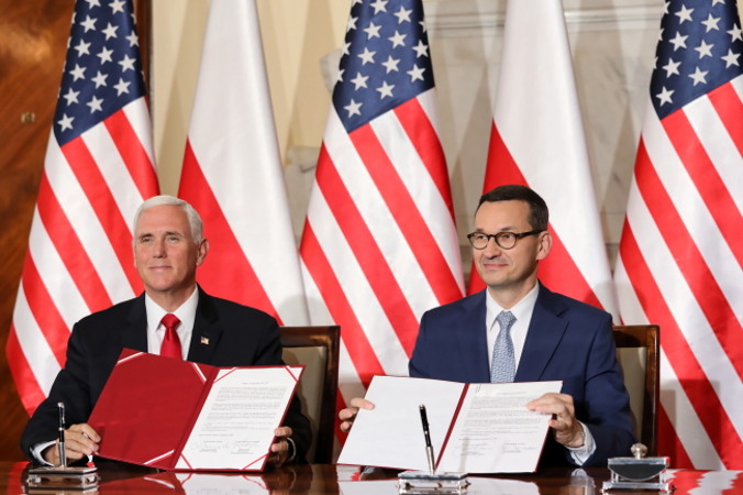 Premier RP Mateusz Morawiecki (po prawej) oraz wiceprezydent USA Mike Pence podczas podpisania deklaracji w sprawie bezpieczeństwa sieci 5G, KPRM w Warszawie, 2.09.2019 r. (Tomasz Gzell / PAP)