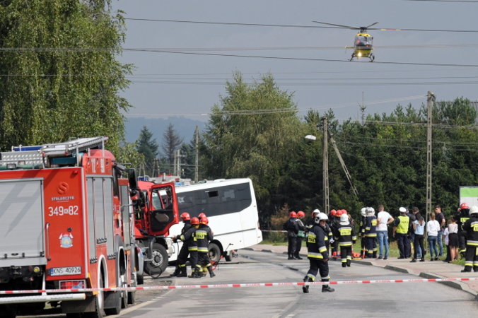 Zderzenie autobusu przewożącego dzieci z ciężarówką w Świniarsku k. Nowego Sącza (Grzegorz Momot / PAP)