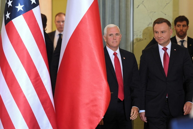 Prezydent RP Andrzej Duda (drugi po prawej) oraz wiceprezydent USA Mike Pence podczas konferencji prasowej w Sali Kolumnowej Pałacu Prezydenckiego w Warszawie, 2.09.2019 r. (Radek Pietruszka / PAP)
