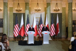Prezydent RP Andrzej Duda (po prawej) oraz wiceprezydent USA Mike Pence podczas konferencji prasowej w Sali Kolumnowej Pałacu Prezydenckiego w Warszawie, 2.09.2019 r. (Radek Pietruszka / PAP)