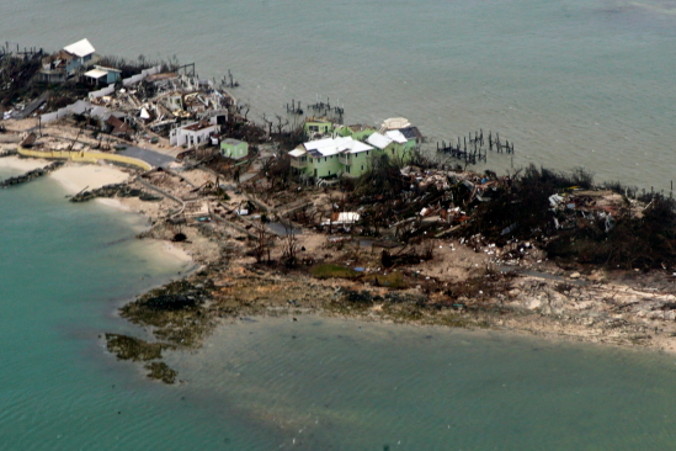 Na zdjęciu udostępnionym przez amerykańską Straż Przybrzeżną widok z lotu ptaka uszkodzonych domów na Bahamach, 3.09.2019 r. Obraz z samolotu C-130 Straży Przybrzeżnej Elizabeth City widziany po tym, jak huragan Dorian przesunął się na północ (PO2 ADAM STANTON/US COAST GUARD HANDOUT/PAP/EPA)
