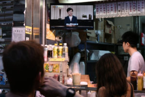 Klienci w lokalu oglądają transmisję telewizyjną na żywo wystąpienia szefowej administracji Hongkongu Carrie Lam, podczas którego oficjalnie ogłosiła wycofanie kontrowersyjnego projektu nowelizacji ustawy ekstradycyjnej, Hongkong, 4.09.2019 r. (ANTHONY WALLACE/AFP/Getty Images)